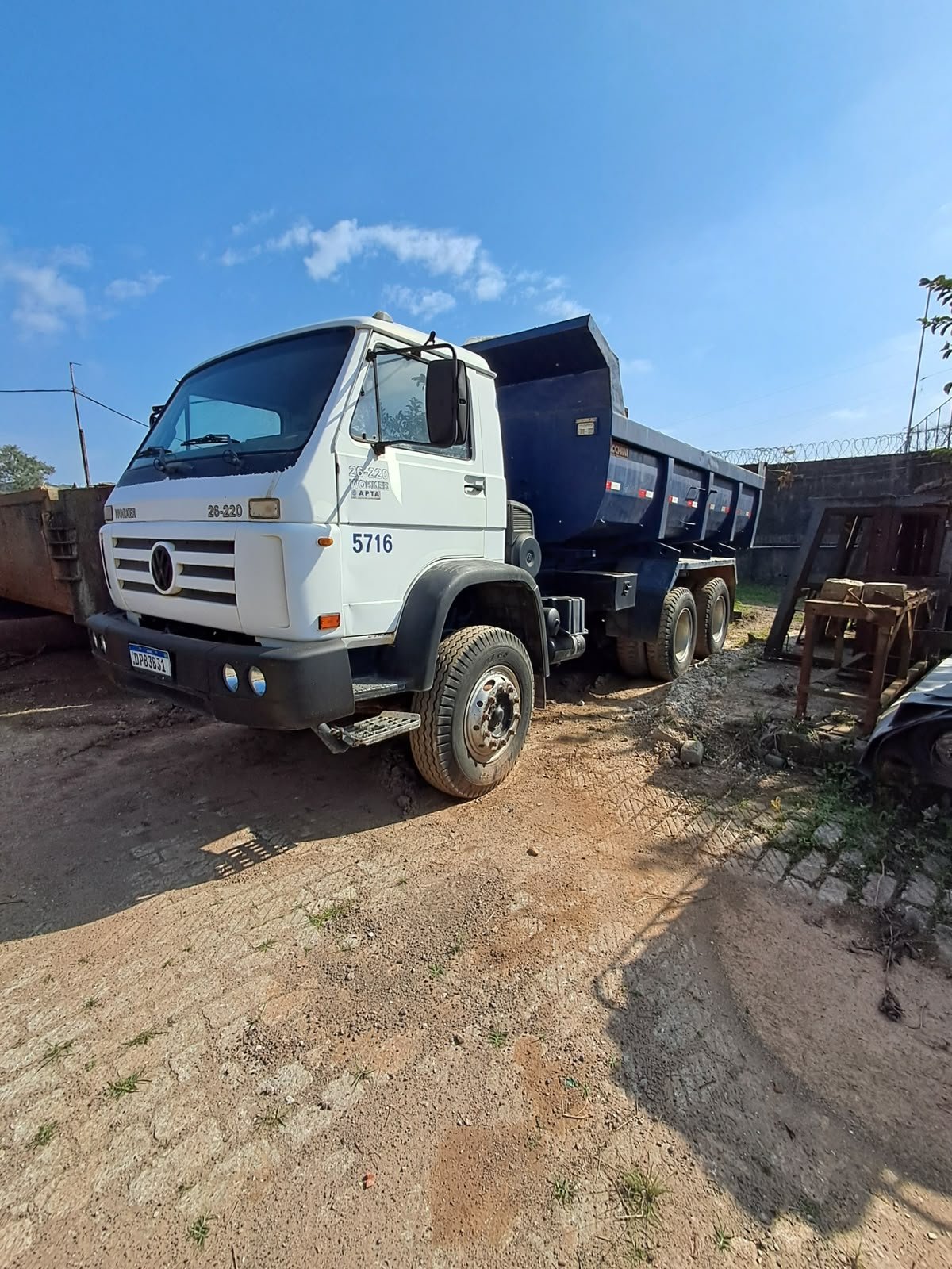 Caminhão basculante VW 26-220