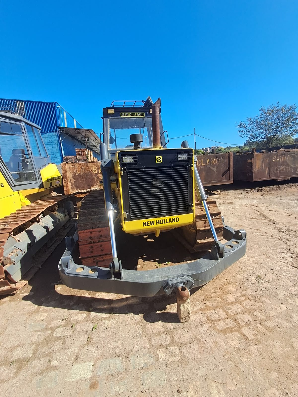 Frota New Holland no pátio
